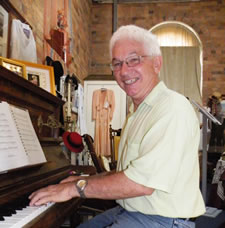 Piano plays at the museum